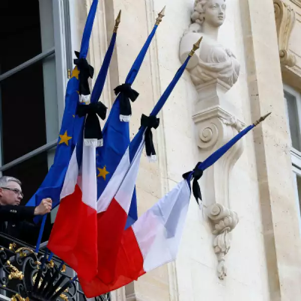Las banderas del palacio presidencial francés son alzadas a media asta en señal de luto.