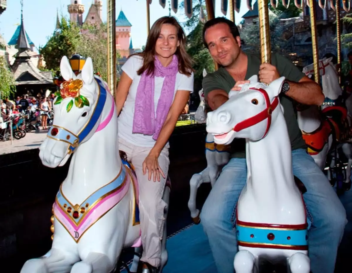 Junto a su esposo Fabián Ibarra, se subió al carrusel.