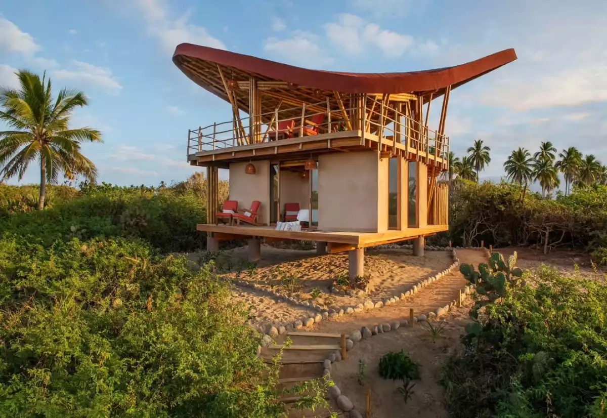 Foto de una cabaña en medio de la playa de Zihuatanejo.