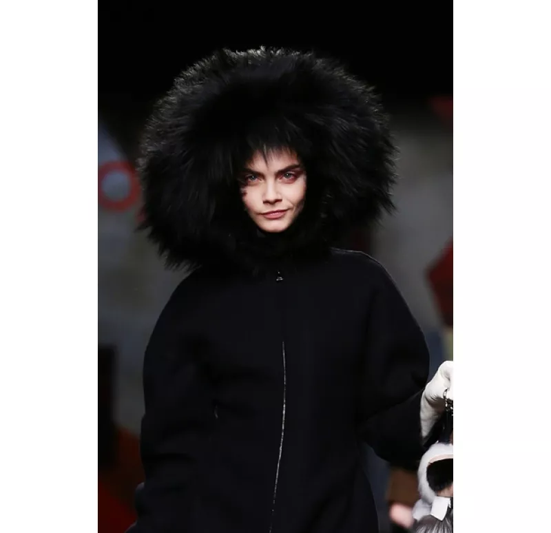 La modelo de 21 años, la más popular del momento, ha decidido reducir su aparición en pasarelas esta temporada. Después de Fendi, en Milan Fashion Week no volveremos a verla.