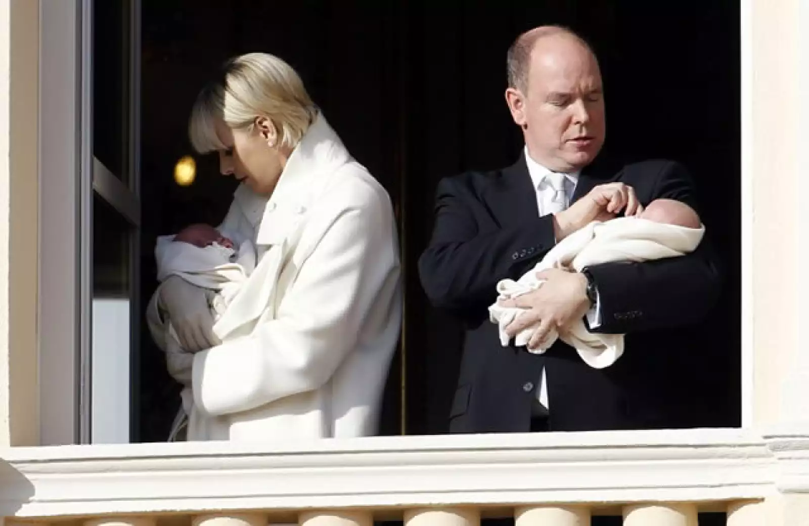 Los papás no descuidaron ni un momento a los mellizos.