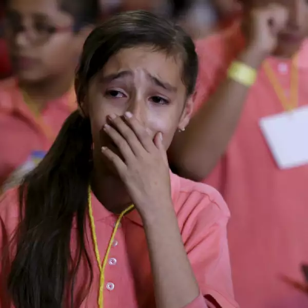 Una pequeña llora emocionada por la presencia del pontífice.