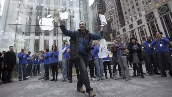 Alex Shumilov, de Moscú, es el primr cliente en salir de la Apple Store de la Quinta Avenida de Nueva York, después de comprar un par de iPad 2.