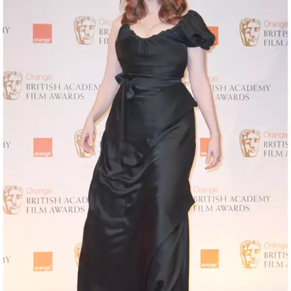 La actriz decidió ir con un vestido negro largo y resaltarlo con unos aretes largos.