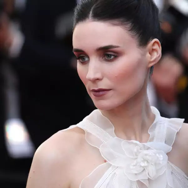 La actriz Rooney Mara causó sensación con un high bun y un vestido halter. Para resaltar la mirada, llevó sombras mixtas en café y morado, y labios al tono.