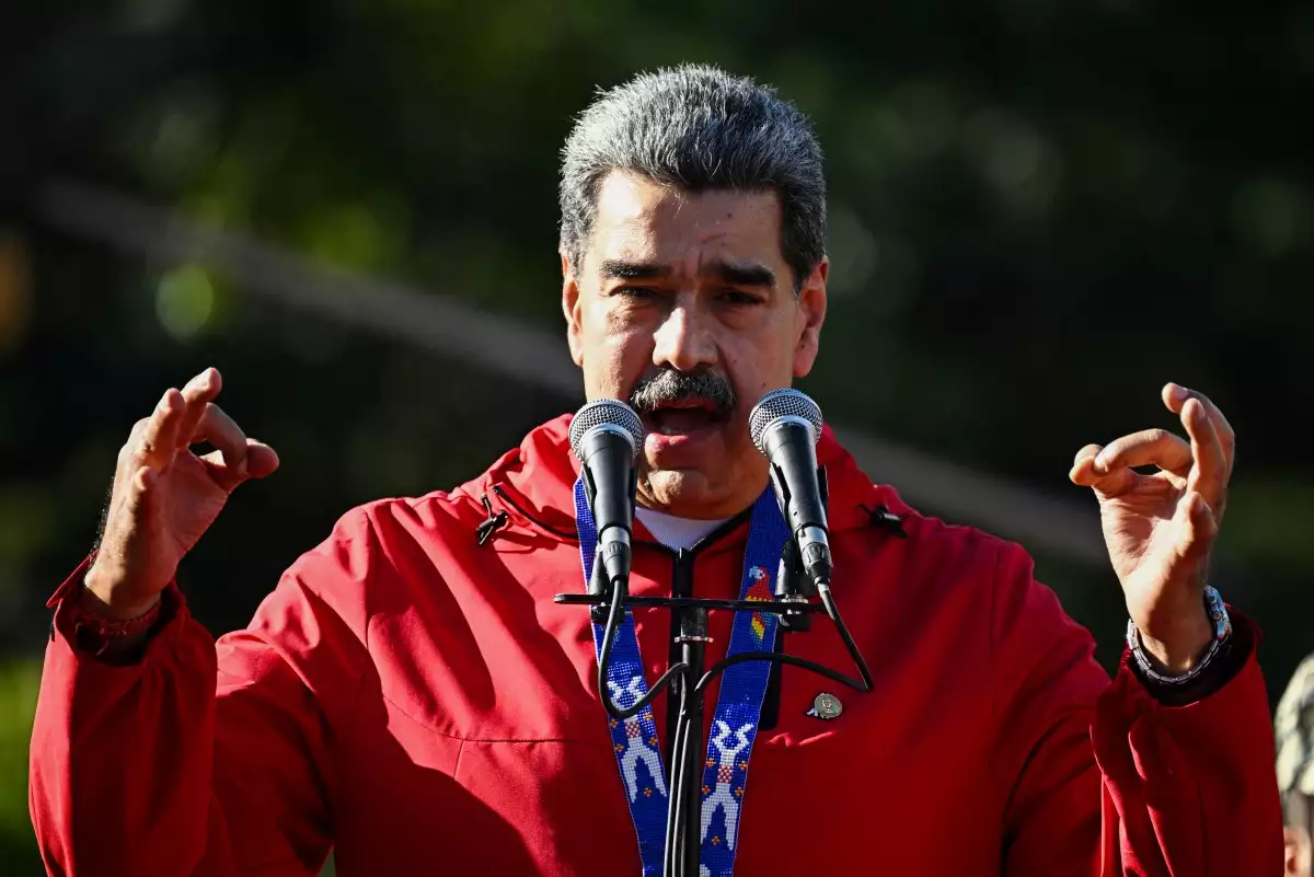 El presidente de Venezuela, Nicolás Maduro, habla durante una marcha para conmemorar el "Día de la Resistencia Indígena" en Caracas el 12 de octubre de 2025. El domingo, el presidente venezolano Nicolás Maduro llamó a la líder de la oposición María Corina Machado de bruja demoníaca, dos días después de que ella recibiera el Premio Nobel de la Paz (Imagen principal del artículo web "El Nobel de la Paz a Machado profundiza el aislamiento de Maduro en la arena internacional"). 
