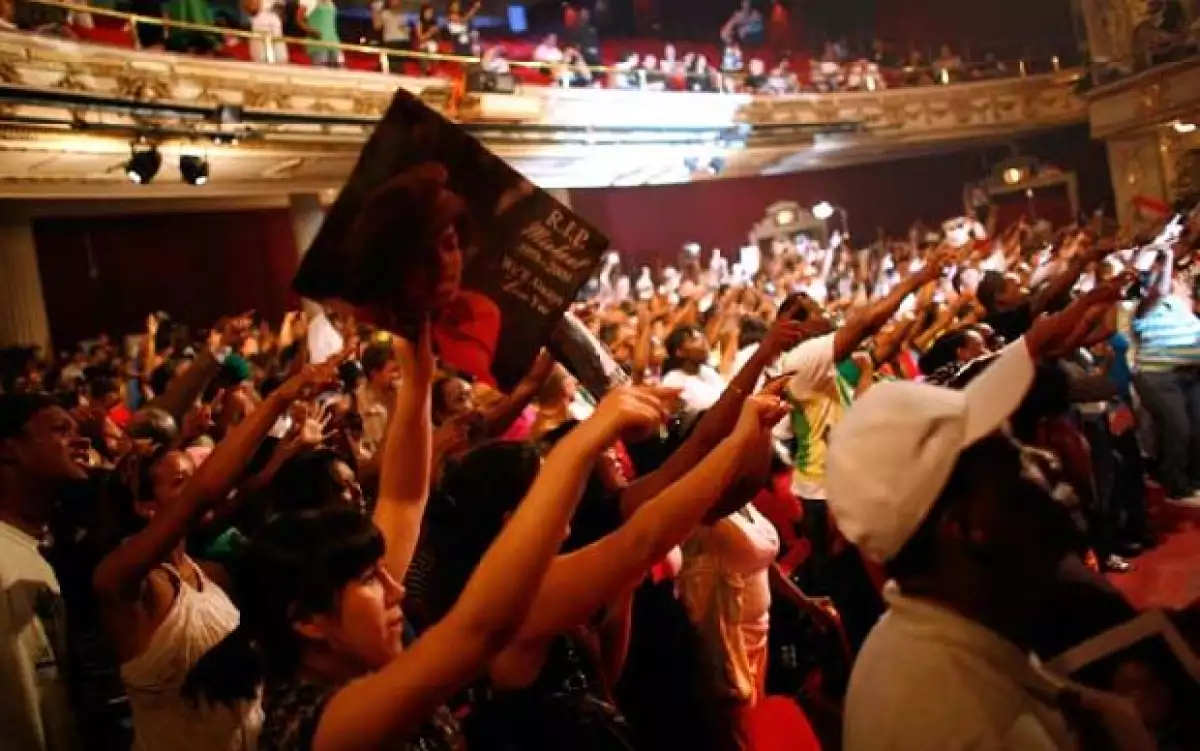 Miles de fanáticos se despidieron efusivamente del Rey del Pop este martes, durante seis horas de tributo, en el teatro Apollo para celebrar su vida y su música.