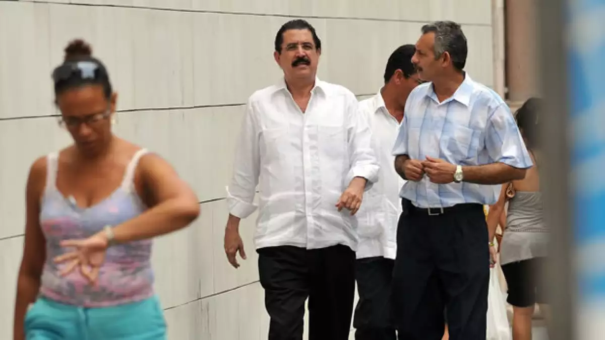 El presidente depuesto de Honduras Manuel Zelaya camina por las calles de Cuba