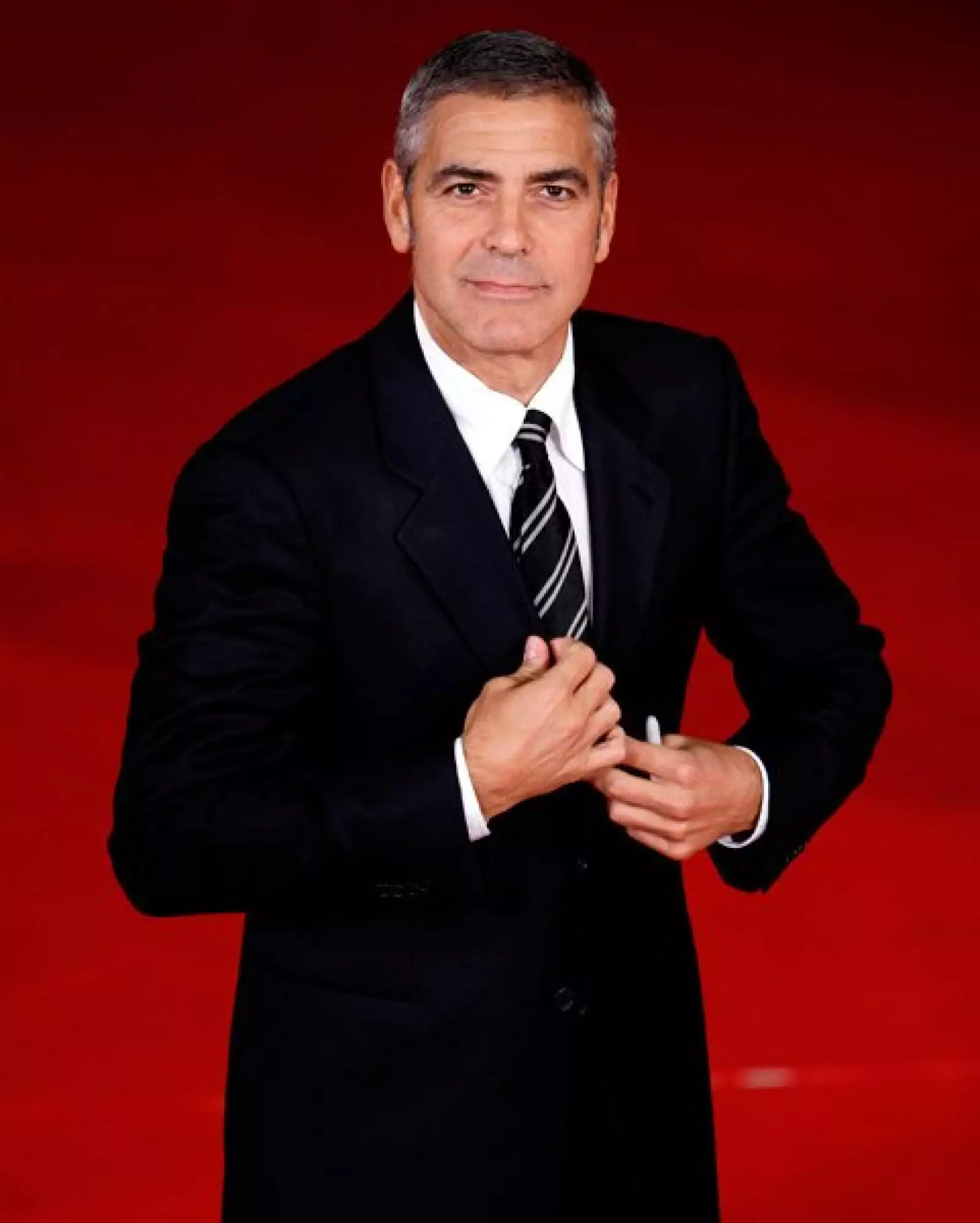 El galán de George Clooney, quien cumple 49 años, ha tenido infinidad de romances. En la actualidad, su corazón lo ocupa la bella italiana Elisabetta Canalis, pero aún así él dice que no está hecho para el matrimonio.