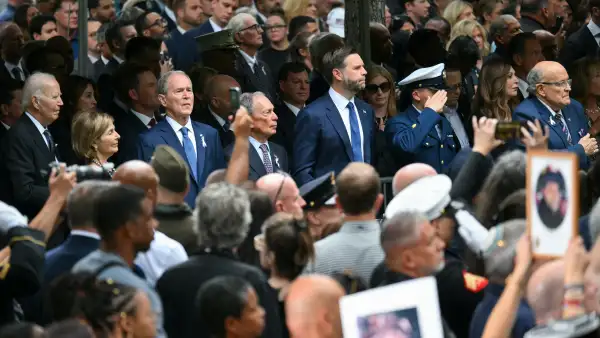 Joe Biden, George W. Bush, JD Vance y otros funcionarios participan en el homenaje por los 25 años del 11 de septiembre en Nueva York.
