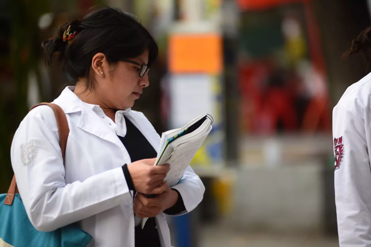 MÉXICO, D.F., 15DICIEMBRE2014.- Las escuelas de medicina del Instituto Politécnico Nacional reanudaron clases el día de hoy, por la huelga de más de 2 meses por la modificación a los planes de estudio. Estudiantes, maestros y personal administrativo retomaron sus actividades a las 7 de la mañana. El resto de las escuelas retomarán clases el 7 de enero. 
FOTO: ISABEL MATEOS /CUARTOSCURO.COM