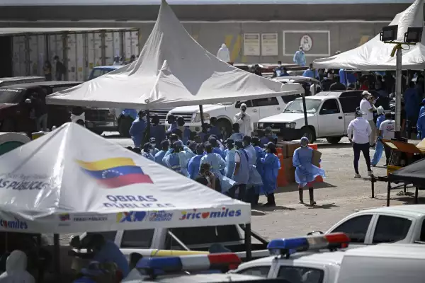 Contenido gráfico / El personal forense se reúne bajo tiendas de campaña durante las operaciones de identificación de cuerpos en una morgue improvisada en el puerto de La Guaira, Estado de La Guaira, Venezuela, el 29 de junio de 2026, días después de que los terremotos gemelos golpearan el país.