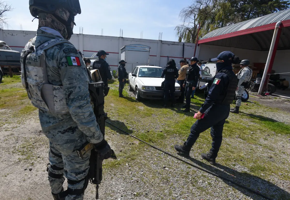 Se realiza Operativo contra el robo de vehículos, transporte de carga y motocicletas por parte de la FGJEM, Guardia Nacional, Secretaría de Seguridad Estatal y policía municipal en la carretera Toluca-Naucalpan.