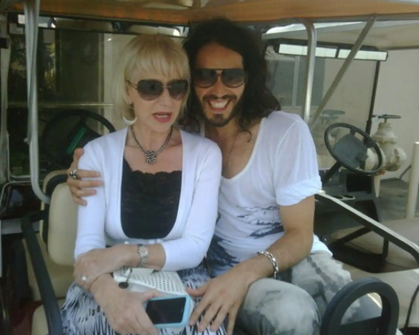El prometido de Katy Perry, Russell Brand, al lado de Helen Mirren, ‘mi nueva nana´escribió el comediante.
