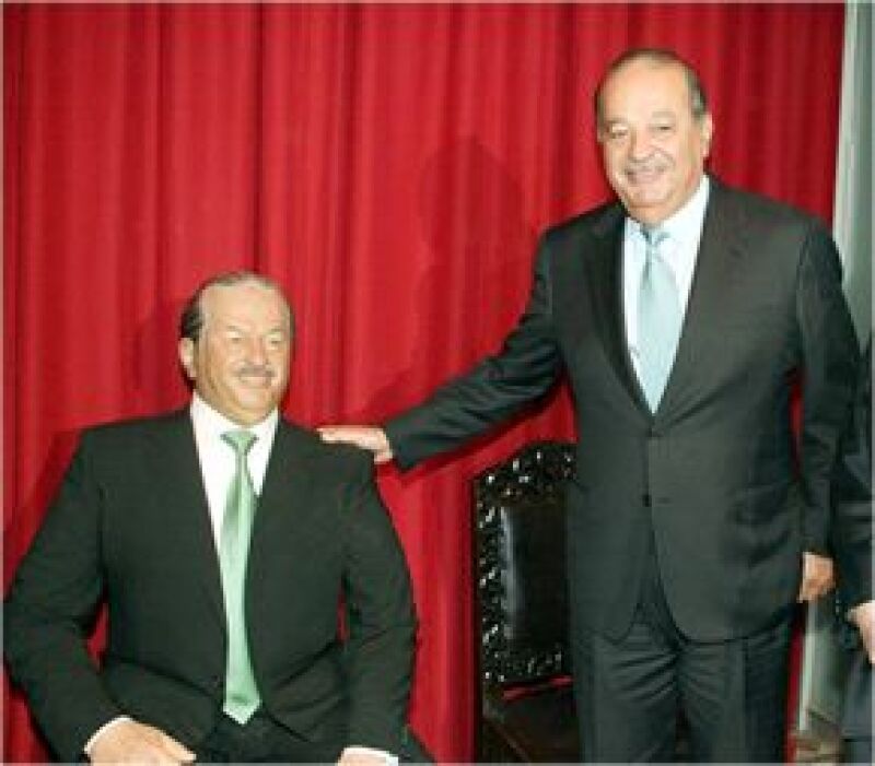 El empresario mexicano asistió a la develación de su imagen en el Museo de Cera de la Ciudad de México. Su realización tardó cuatro meses.