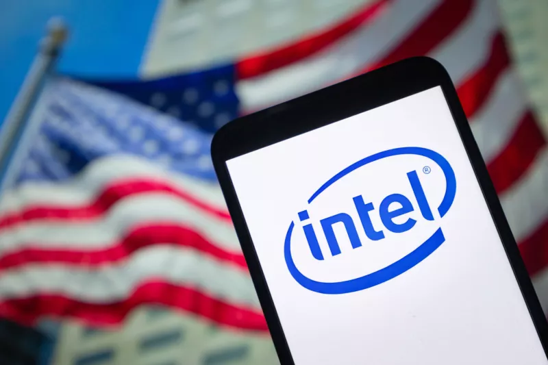 Trump 'ayuda' a Intel: construirá los chips de Apple para que deje de depender de Taiwán 