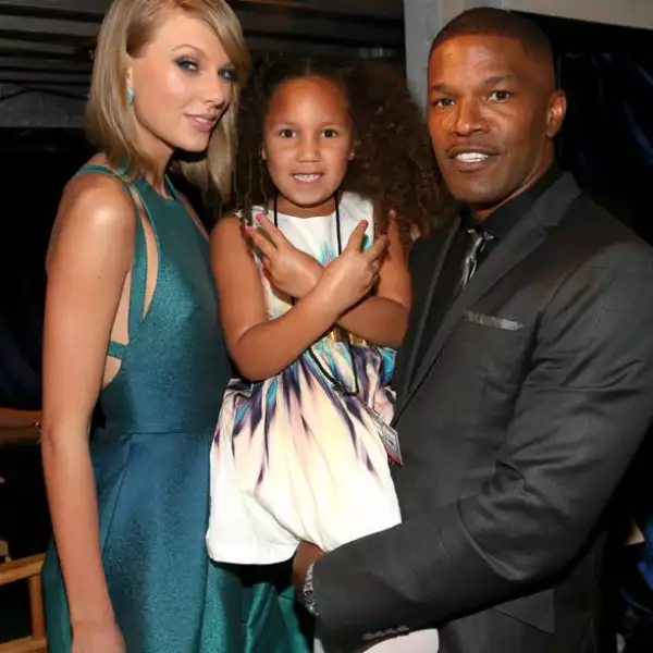 Hasta la cantante Taylor Swift posó para la foto del recuerdo con el actor y su hija.