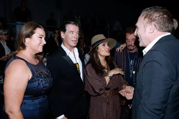 Los esposos se captaron muy divertidos en su espera a que iniciara el evento.