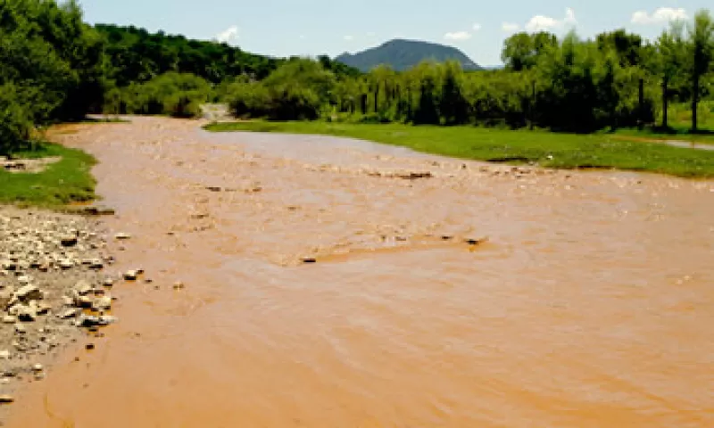 Protección Civil de Sonora mostró imágenes donde presuntamente la minera vierte sustancias tóxicas al río afectado por el derrame en agosto. (Foto: Cuartoscuro)