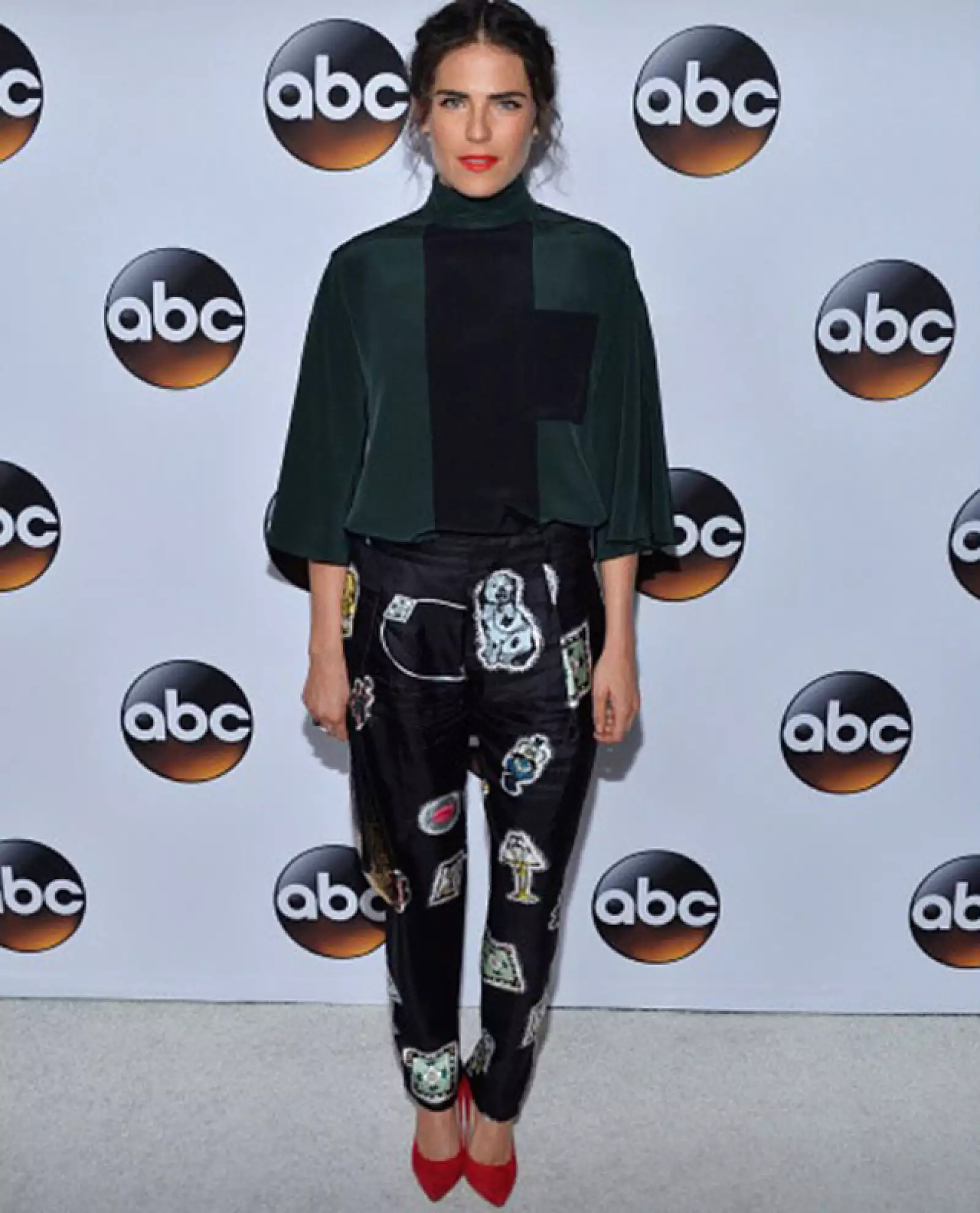 Recientemente, Karla acudió a un tour de prensa de su serie `How to get away with murder´ en un styling de Laura Spinella.