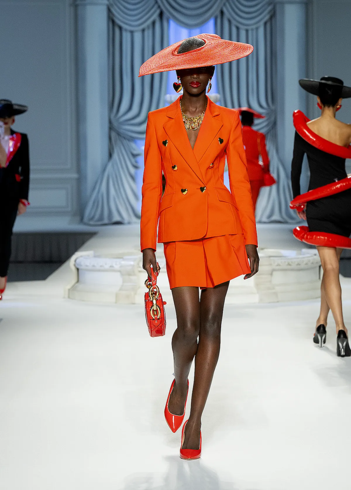 Conjunto naranja monocromático de la colección Spring Summer 2023. 