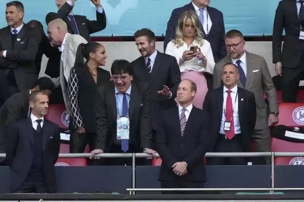 David Beckham detrás del príncipe William durante el partido de Inglaterra vs. Dinamarca, al igual que en el partido pasado contra Alemania.