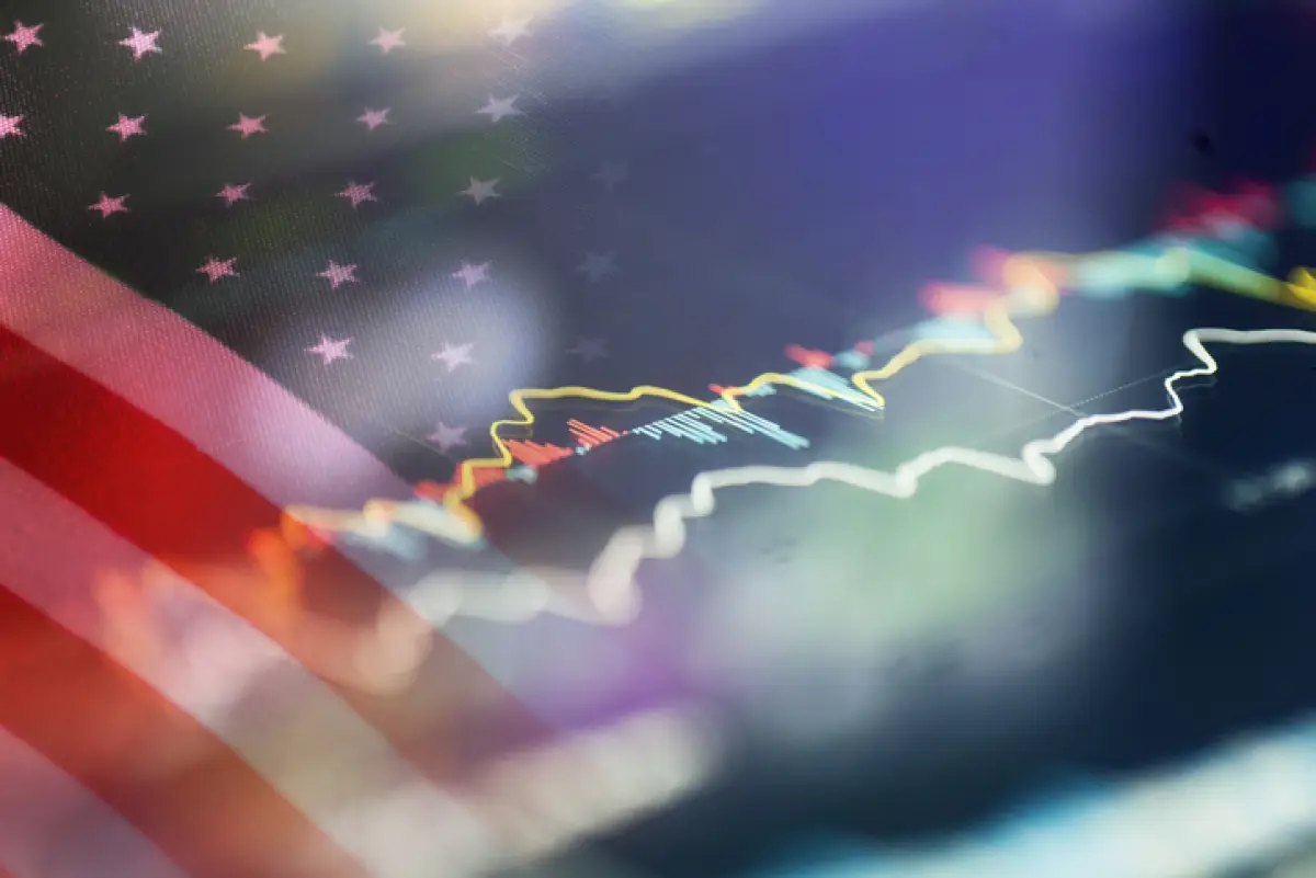 Bandera de Estados Unidos con una gráfica ascendente.