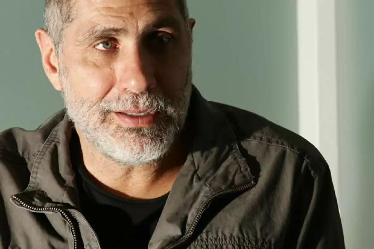 El debutante director de largometrajes y escritor de la reconocida “Amores Perros” convoca a famosos y empresarios para que se sumen a la causa y donen algún objeto a subastar en octubre.