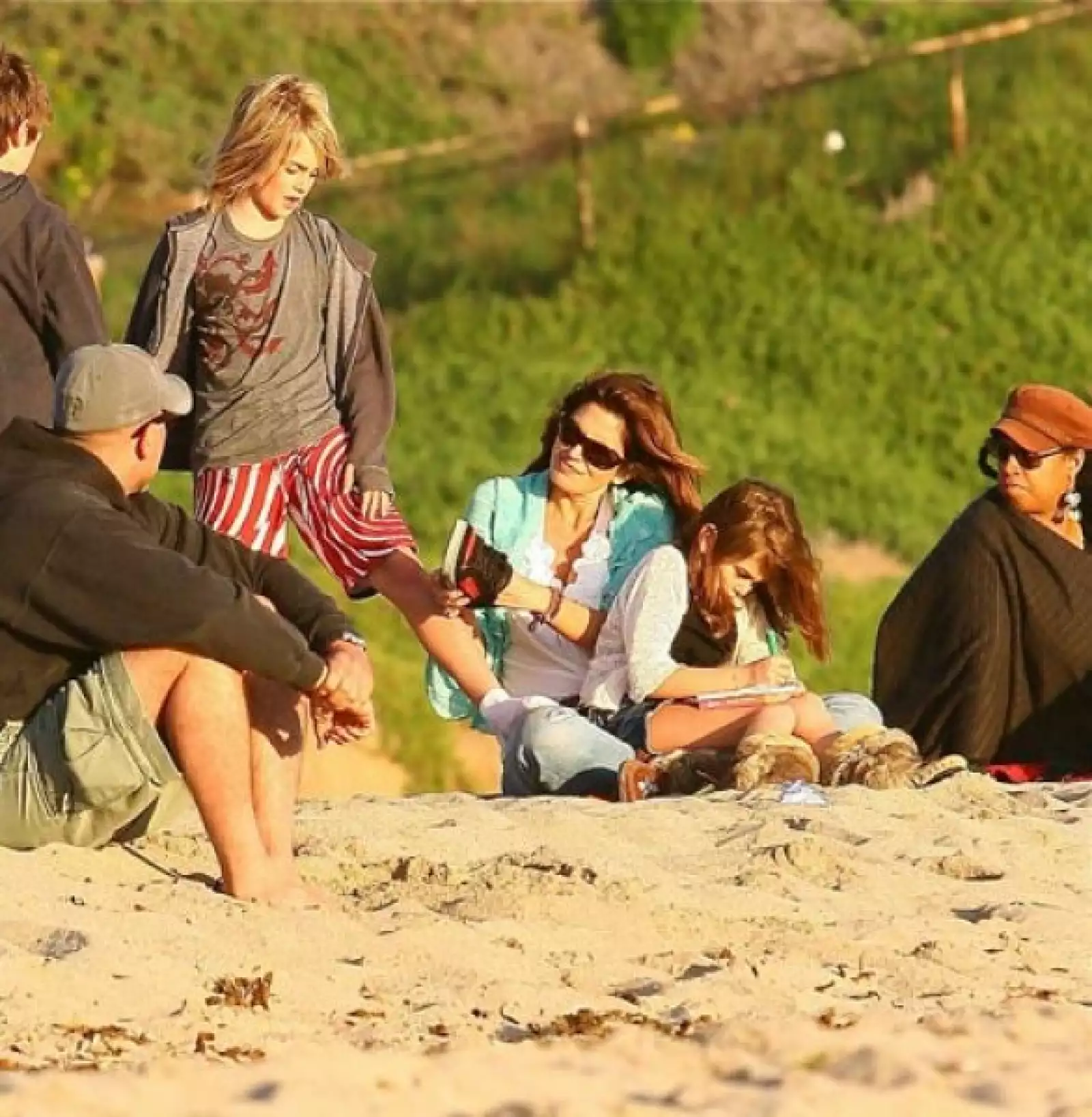 Cindy Crawford y sus hijos conviven en familia y se divierten en la playa de Malibú, California.