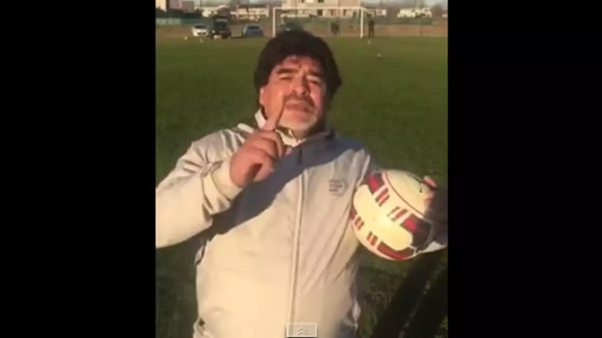 Maradona aparece en una cancha de futbol anunciando su regreso a los temas relacionados al futbol