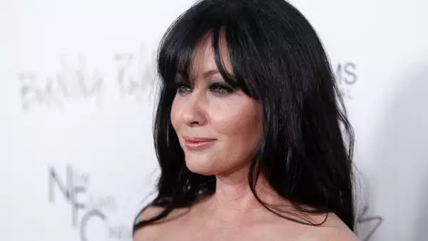 Shannen Doherty, miembro del reparto, posa en el estreno de la película "Burning Palms" en el teatro Arclight de Hollywood, California, el 12 de enero de 2011.