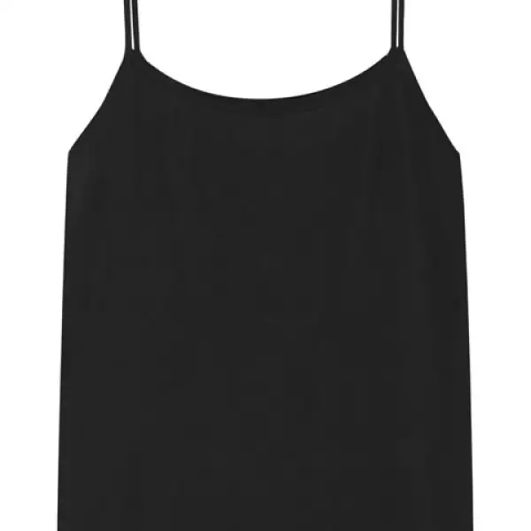 Necesitas un top básico para poder llevar a la oficina o a un café con tus amigas. Nos encanta este de Helmut Lang.