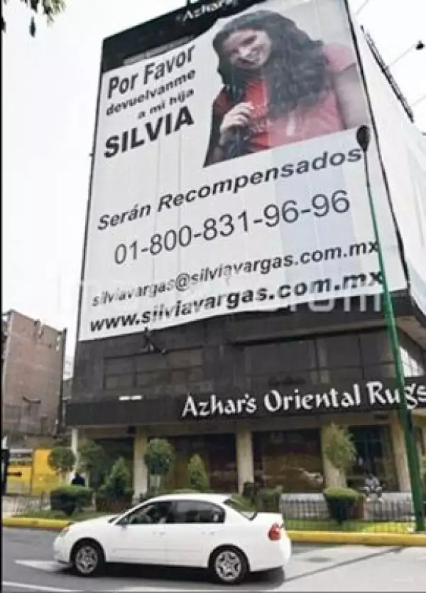 En agosto del año pasado, la familia puso un espectacular en Mariano Escobedo y Circuito Interior con la foto de Silvia y los datos para que se comunicaran con ellos.