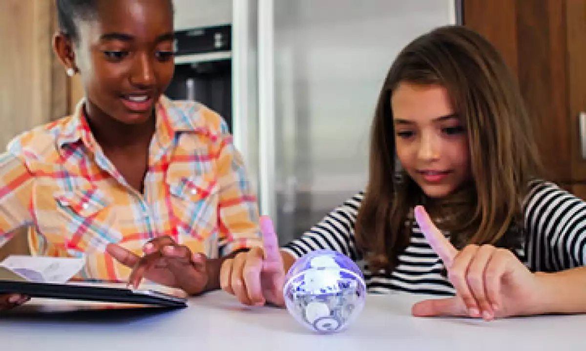 Los robots Sphero pueden facilitar las situaciones donde los niños están descubriendo y aprendiendo al mismo tiempo. (Foto: CNNMoney.com )