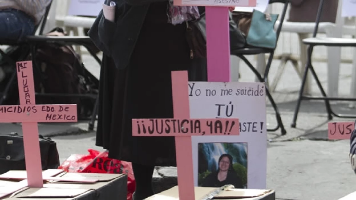 Integrantes de diversas organizaciones durante una manifestación afuera del palacio de Gobierno de Estado de México en Toluca