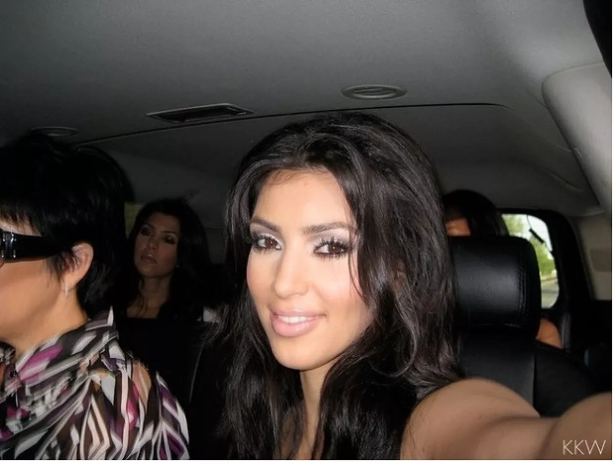 Esta fue la manera de Kim de celebrar el throwback thursday.