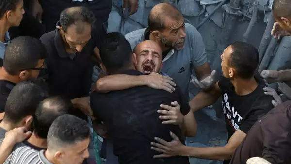 Un hombre palestino reacciona, mientras la gente busca víctimas, en el lugar de los ataques israelíes contra las casas, en medio del conflicto en curso entre Israel y el grupo islamista palestino Hamas, en el campamento de refugiados de Magazi, en el centro de la Franja de Gaza, el 5 de noviembre de 2023.