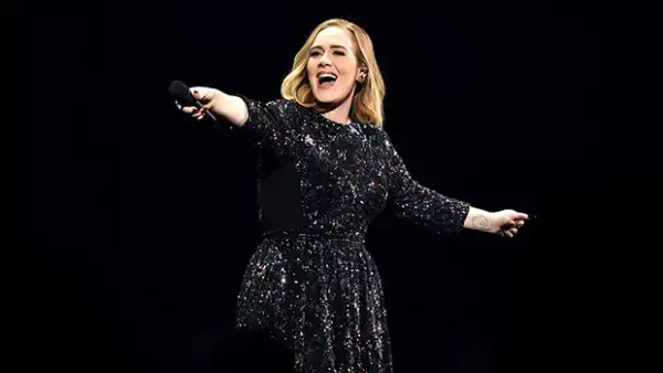 La cantante vivió dos momentos bochornosos en un mismo día de compras, el primero de ellos cuando su tarjeta fue rechazada en una tienda de ropa y el segundo cuando su perro atacó a otro can.