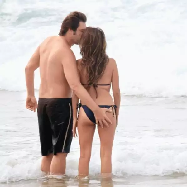 A principios de 2010 la pareja fue captada muy romántica en las playas de Brasil.