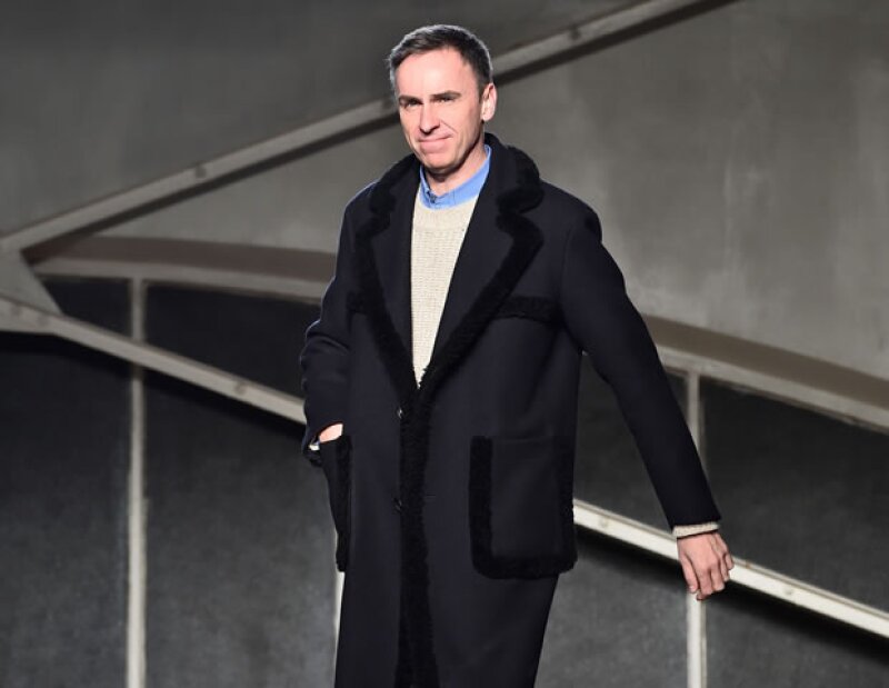 Raf Simons anunció su salida de Dior en octubre de 2015 y se dedicó a su firma homónima.