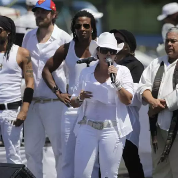 La cantante Olga Tañón dijo: Hay que darle gracias a Dios, juntos estamos haciendo historia.