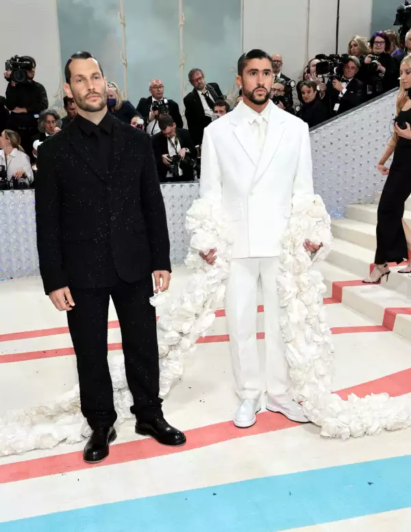 Bad Bunny y Simon Porte Jacquemus en la Met Gala.