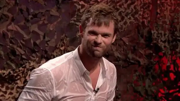 Durante un concurso en el programa The Tonight Show Starring Jimmy Fallon, el actor desbordó sensualidad mientras cumplía su castigo.