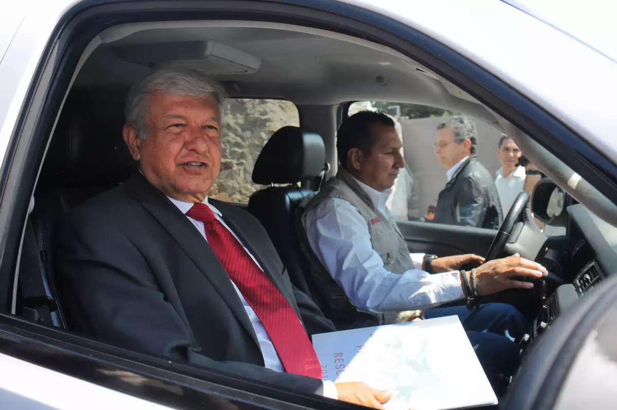 López Obrador dijo a los reporteros que tiene contacto con militares en los retenes, pues, no utiliza aviones.