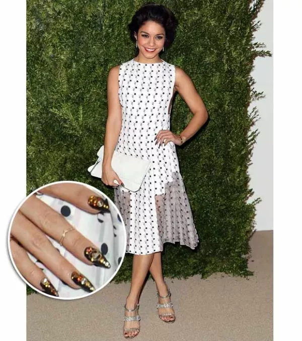 La actriz se presentó a un evento de moda en el que lució muy guapa, y nos dimos cuenta que es fiel a su amor por el manicure extravagante.