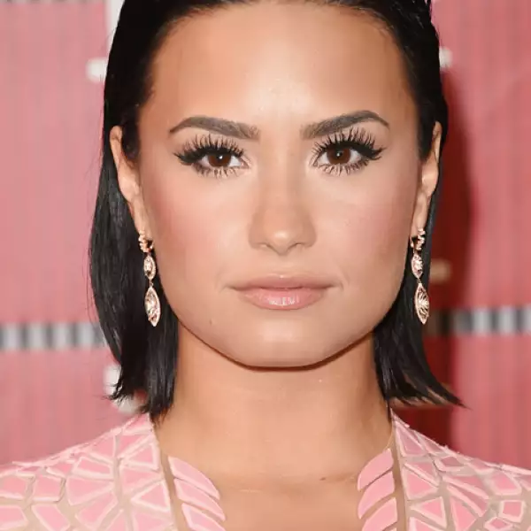 Demi Lovato: Nos encantó su sleek back hair y sus pestañas de impacto.