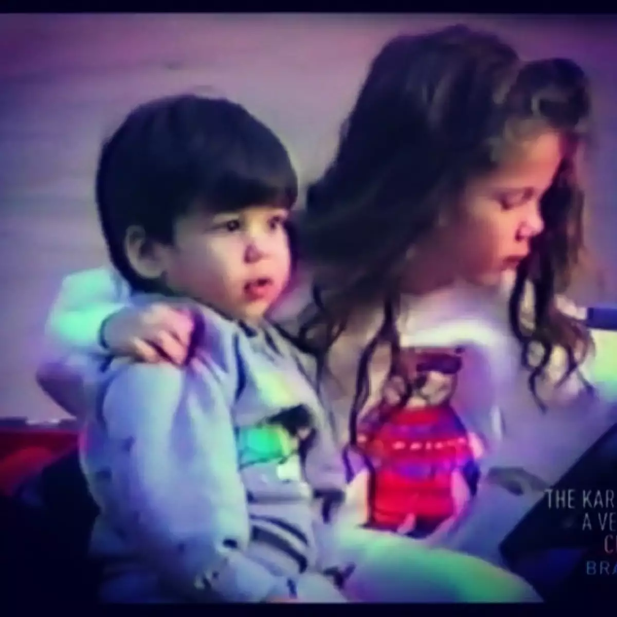 Los hermanos en una imagen de su infancia compartida en Instagram.