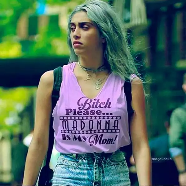 Lola tiene une estilo auténtico y tan irreverente como el de su famosa mamá.