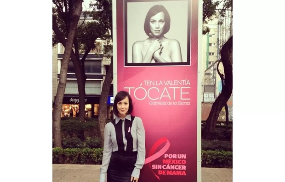 La actriz Gabriela de la Garza junto a su retrato.