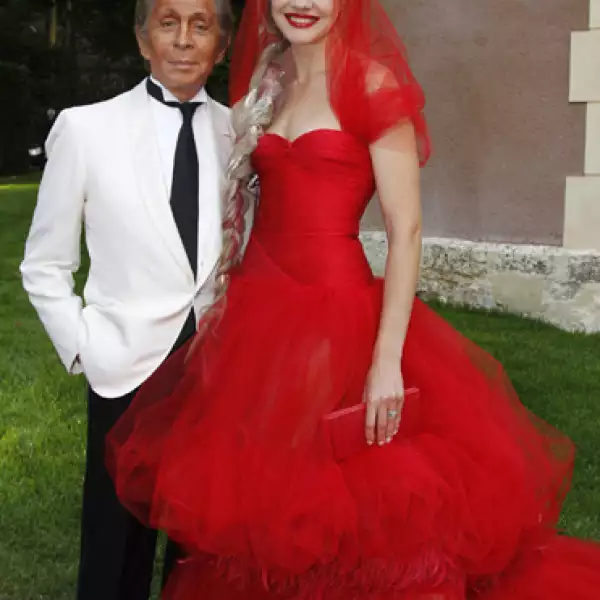 Garavani, de 80 años, se encantó por las mujeres con vestidos de color rojo, el cual convirtió en uno de sus colores más emblemáticos hasta el punto que la empresa Pantone lo bautizó con su nombre.